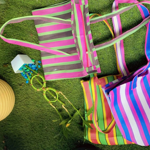 Bolsa de compras de nailon reutilizable ecológica con cremallera RPET Bolsas de playa de plástico recicladas tejidas a rayas hechas en la India - Product Image 1