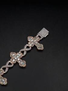 สร้อยข้อมือแบบไขว้สีโรสโกลด์สำหรับผู้ชายและผู้หญิงประดับด้วยเพชรโมอิสซาไนต์ทรงกลมและบาแกตต์ - Product Image 2