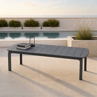 Table de repas extérieure moderne en alliage d'aluminium, extensible et dépliable, avec extrémités arrondies et plateau à lattes (220-300 cm) pour écoles, hôtels et cours.
