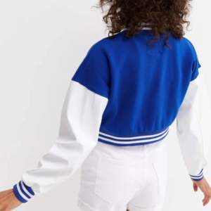 Chaquetas Varsity Cortas de Alta Calidad con Logotipo Personalizado, Chaqueta Varsity Corta para Mujer, Chaqueta Varsity Moderna para Mujer - Product Image 5