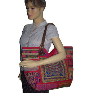 Bolso étnico vibrante con bordado bohemio hecho a mano para mujeres que aman la artesanía india y la moda audaz - Product Image 2