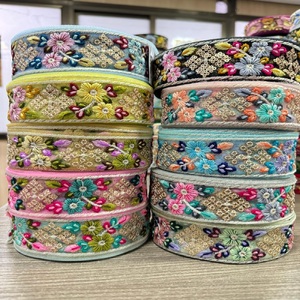 Lacets floraux brodés sur mesure en taille 1.25 pouces à 2 pouces et plus, idéaux pour être utilisés comme bordures dans le travail des paillettes d'or - Product Image 1