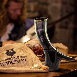 Taza de cerámica de cuerno vikingo festivo hecho a mano para hidromiel y cerveza para fiestas navideñas y alegrías navideñas - Product Image 1