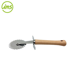Cortador de Pizza y Ravioles de Acero Inoxidable Personalizado de Primera Calidad con Mango de Madera de Fresno y Diseño Antideslizante - Product Image 5