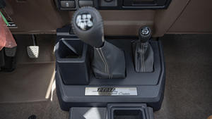 Sedán Usado 2024 LC71 de 5 Puertas, Equipamiento Completo, Automático, Gasolina, Interior de Cuero Oscuro de Alta Calidad, Volante a la Izquierda, Techo Panorámico 360 - Product Image 4