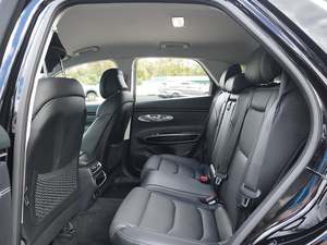 Genesis GV70 2.5T AWD 2024 Noir Intégral d'occasion, Toit ouvrant gauche, Démarrage à distance, Sièges en cuir, Pack Premium, Boîte automatique, Jantes en alliage - Product Image 6