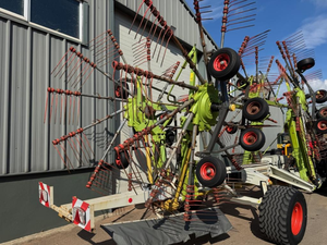 Râteau à fourches Claas Liner 3500 à 4 rotors, haute capacité, équipement agricole pour la manutention du fourrage, à vendre - Product Image 3