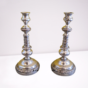 Ensemble de 2 bougeoirs argentés brillants en métal aluminium à texture gaufrée Bougeoir de qualité étonnante et authentique - Product Image 1