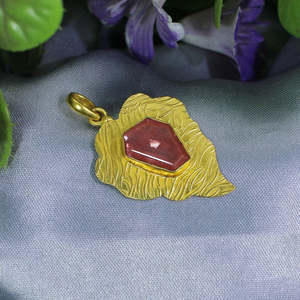 Colgante de latón chapado en oro al por mayor, componente de joyería de piedras preciosas craqueladas de cereza - Product Image 1