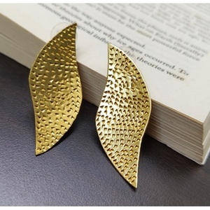 Boucles d'oreilles Huggie en laiton faites à la main, plaquées or, design vintage avec pendentif, pour mariages et soirées, avec accents de perles et de diamants - Product Image 1