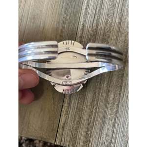 Brazalete de Plata de Ley Hecho por los Navajo con Diseño de Montaña Sonora - Joyería Coleccionable Cultural - Product Image 5