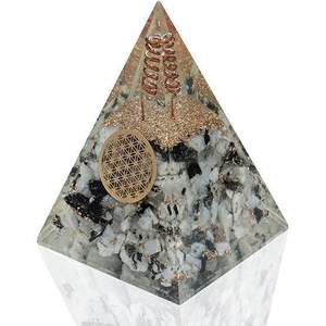 Pyramide d'énergie Orgone en pierre de lune arc-en-ciel avec pointe de cristal |   Décoration Feng Shui Éco-Responsable pour la Protection de l'Aura et la Protection contre les Ondes Électromagnétiques (EMF) - Product Image 1
