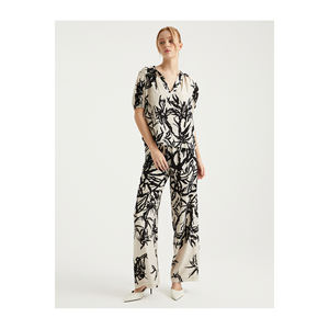 เสื้อถักผู้หญิง BGN วิสโคส คอวีพิมพ์ลาย แต่งระบาย รุ่น S23B337 - Product Image 2