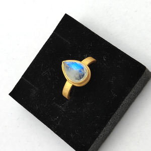 12x10mm poire faite à la main arc-en-ciel pierre de lune 925 argent Sterling finition mate bague plaquée or permanente 3.97Gm Sz US 8 anneaux de pierres précieuses - Product Image 1