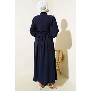 เดรสลำลองมีสายคาดลายดอกไม้ผ้าโปร่งสีกรมท่าด้านหน้า - Product Image 4