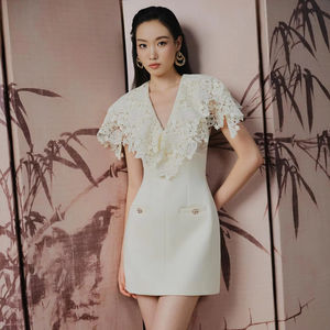 Robe mini élégante en dentelle florale de marque locale, OEM ODM Vietnam, Robe ivoire Lotus Blanc, Col en V avec fleur en dentelle - Product Image 1