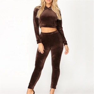 Nouvelle mode : Ensemble de survêtement 2 pièces en velours pour femme, comprenant un crop top à capuche et un pantalon de jogging, personnalisable, vente en gros - Product Image 5