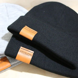 Gorro de punto de costura con parche de cuero redondo cuadrado personalizado estilo de diseñador gorro Unisex para adultos gorro acanalado sin puños - Product Image 3