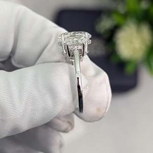 Anillo de Diamantes de Laboratorio con Certificación IGI, 3.30 Quilates en Total, Ovalado, Halo Oculto, Tres Piedras, DEF VVSVS, Oro Blanco, Color Blanco Intenso, Claridad Excelente - Product Image 3