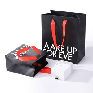 ถุงกระดาษคราฟท์สีดำสำหรับเสื้อผ้าเครื่องสำอางแบบชดเชยพิมพ์โลโก้ของคุณเองสำหรับงานฝีมือของขวัญช้อปปิ้ง - Product Image 1