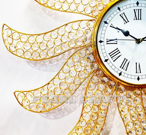 Horloge murale en métal de haute qualité en laiton AK dans un cadre fini en or avec horloge moderne en cristal pour décor de salon/décor d'hôtel - Product Image 2