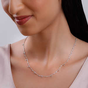 Collar de plata con diamantes y perlas con estilo clásico religioso para ocasiones religiosas o regalos - Product Image 1