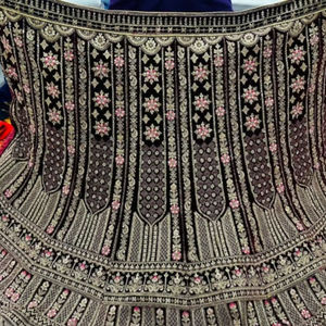 Ethnique Velours Lehenga avec Lourde Jarkan Broderie Double Peut Ajustement Long 1.2M Travail Choli Net Dupatta Butti 4 Bordure Latérale pour Fête - Product Image 1