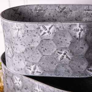 Maceta de metal galvanizado apta para jardín, que ofrece un rendimiento robusto y un acabado resistente a la oxidación para un uso prolongado. - Product Image 5