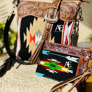 Elegante bolso de mano de cuero con herramientas Azteca para mujer, conjunto combinado de bolso de hombro y muñequera de colores, estilo tradicional occidental, conjunto único - Product Image 1