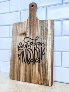 Tabla de Servir de Madera Grabada con el Mensaje 'Ramadán Mubarak', Plato de Madera Natural Hecho a Mano, Elegante Decoración de Cocina Islámica, Regalo - Product Image 4
