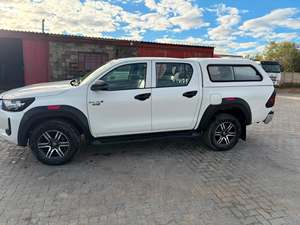 Toyota Hilux 2.4 GT-S Double Cab Pickup 4x4 Automatique 2023 d'occasion avec jantes en alliage R17, capote blanche et intérieur en tissu aluminium - Product Image 2