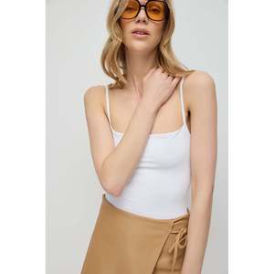 Blusa Casual Elástica con Tirantes Finos y Logotipo Frontal - Product Image 3