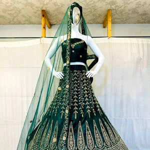 ชุดเลเฮนกาเจ้าสาวแบบหนัก รุ่นซาร์นา 16 คาลี เน็ต ประดับด้วยหินเต็มตัว งานกระจกชิชา งานกลิตเตอร์ พร้อมผ้าคลุมไหล่แบบบานใหญ่ รวมเสื้อเบลาส์ ผลิตจากวัสดุที่ทนทาน - Product Image 1