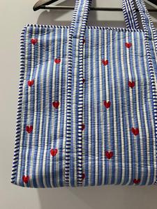 Sac fourre-tout en coton doux matelassé fait à la main, rayé bleu, avec broderie de cœur, fermeture éclair, sac de voyage et quotidien mignon - Product Image 3