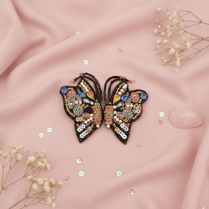 Boucles d'oreilles pendantes Meadow Flutter avec perles, accessoire de mode au design perlé magnifique - Product Image 5