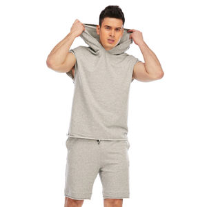 Conjunto de Dos Piezas 2026: Camiseta sin Mangas y Pantalones Cortos Deportivos con Efecto Desgastado y Bajo sin Rematar para Hombre - Product Image 1