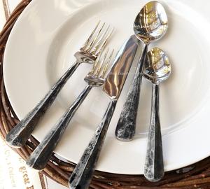 Ensemble de couverts en métal argenté populaire avec poignée forgée à la main noire pour la maison et les ensembles de couverts de vaisselle de table de mariage - Product Image 1