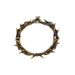 Décoration de Noël moderne : Couronne suspendue artisanale en métal festif, ornement de Noël en aluminium - Product Image 6