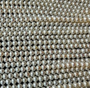 Cuentas de perlas redondas de agua dulce Cultivadas de la India, hebras sueltas sin tratar para la fabricación de joyas, efectos de cambio de Color óptico, blanco - Product Image 3