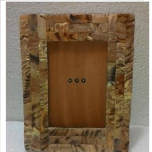 Marco de Fotos Contemporáneo Geométrico Blanco y Marrón con Incrustaciones de Resina y Madera, Diseño Moderno y Elegante para Decoración de Sala de Estar - Product Image 3