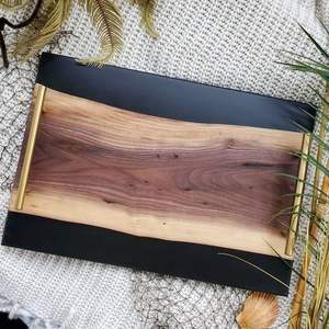 Bandeja de Servir de Madera de Nogal Maciza Hecha a Mano de Lujo con Resina Epoxi Ámbar, Asas de Metal Negro, Tabla de Charcutería, Platos para Hotel y Restaurante - Product Image 2