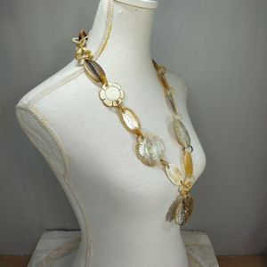 Elegante collar de cuerno de búfalo natural romántico diseño de flores talladas a mano con perlas de HF CRAFTS para bodas ocasiones de amantes - Product Image 4