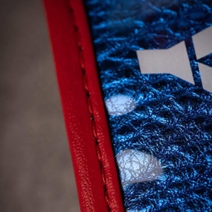 ถุงมือชกมวยแบบผูกเชือก FLY สีแดง/ขาว/น้ำเงิน แบบกำหนดเองได้ คุณภาพพรีเมียม สำหรับการฝึกซ้อมและการแข่งขัน  OEM สำหรับศิลปะการต่อสู้แบบผสมผสาน ระบายอากาศได้ดี - Product Image 6