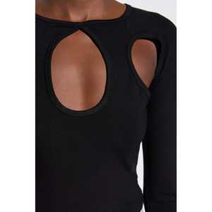 Blusa Negra con Diseño Detallado en el Dedo, Estilo Casual Corto, Manga Casquillo, Logotipo Frontal, 100% Poliéster - Product Image 5