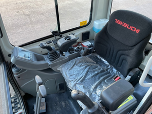 Prix de la pelle Takeuchi TB225 de 2,5 tonnes avec chenilles en caoutchouc extensibles, lame de traçage à 2 vitesses avec extensions et raccord rapide pour chenilles. - Product Image 5