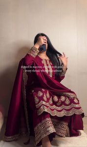 Design unique ethnique pakistanais Salwar Kameez avec tissu en soie et broderie complexe pour un look festif disponible au meilleur prix - Product Image 3