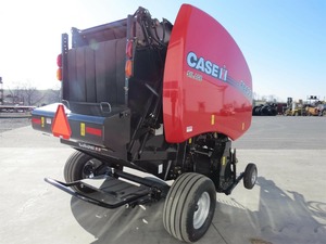 Presse à balles ronde Case IH RB455 2023, taille de balles de 4x5 pieds, configurable pour foin, ensilage, alimentateur rotatif, design à profil bas, économique. - Product Image 4