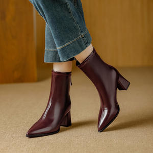 Escarpins à talons aiguilles et bout pointu en cuir véritable pour femme, avec bride cheville, pour soirées et mariages - Product Image 1