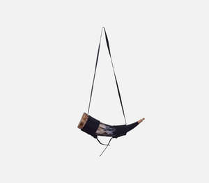 Auténtico Cuerno Vikingo para Beber, Hecho a Mano, con Diseño Moteado Gris, Borde de Latón Grabado Ornamentado y Correa de Cuero Negro Funcional - Product Image 1