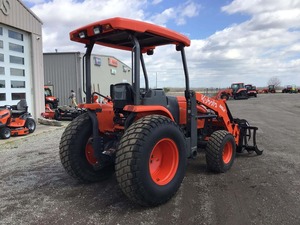 รถแทรกเตอร์คูโบต้า M62 ปี 2018 แบบแบคโฮ สำหรับงานเกษตร ขับเคลื่อน 4 ล้อ เครื่องยนต์ดีเซล ออกแบบมาเพื่อรองรับงานกลางแจ้งที่ต้องการความทนทานสูง - Product Image 4
